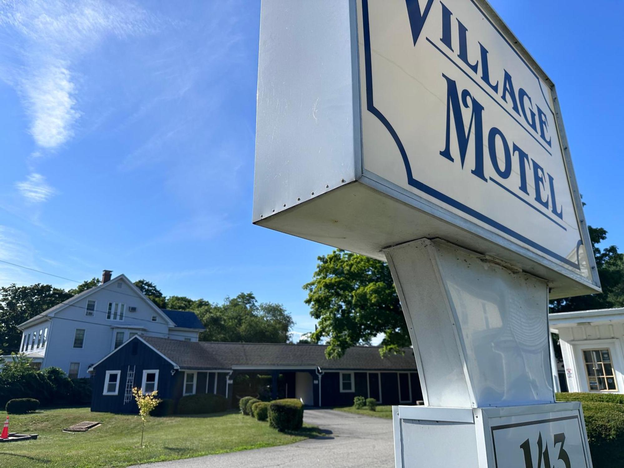 Village Motel Clinton Exterior foto